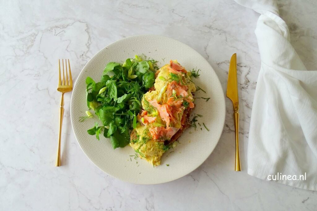 Toast met scrambled eggs en zalmforel