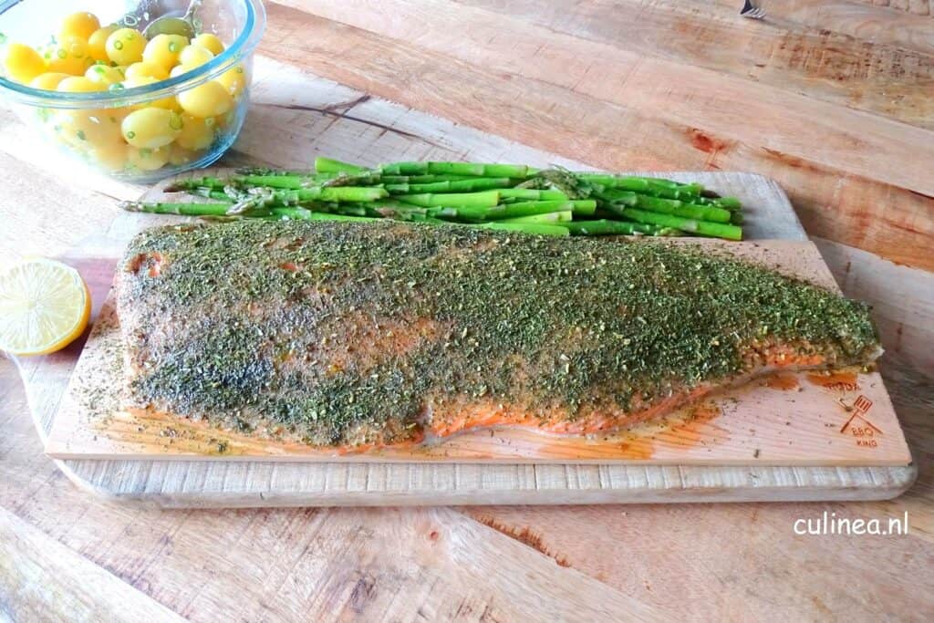 Zalm op cedarhouten plank