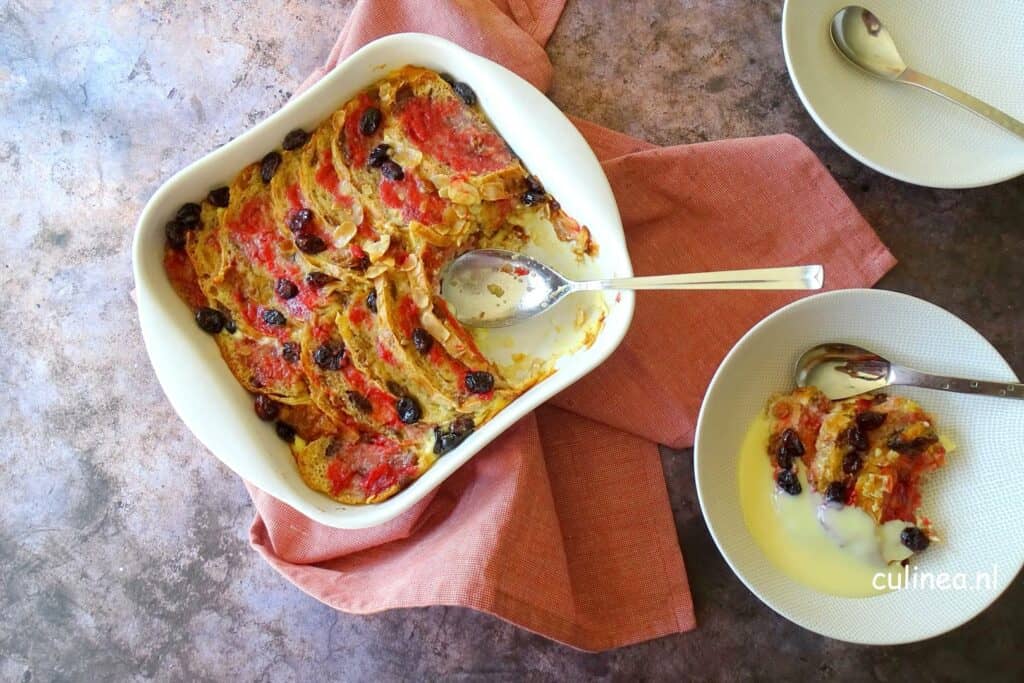 Broodpudding van vruchtenbrood