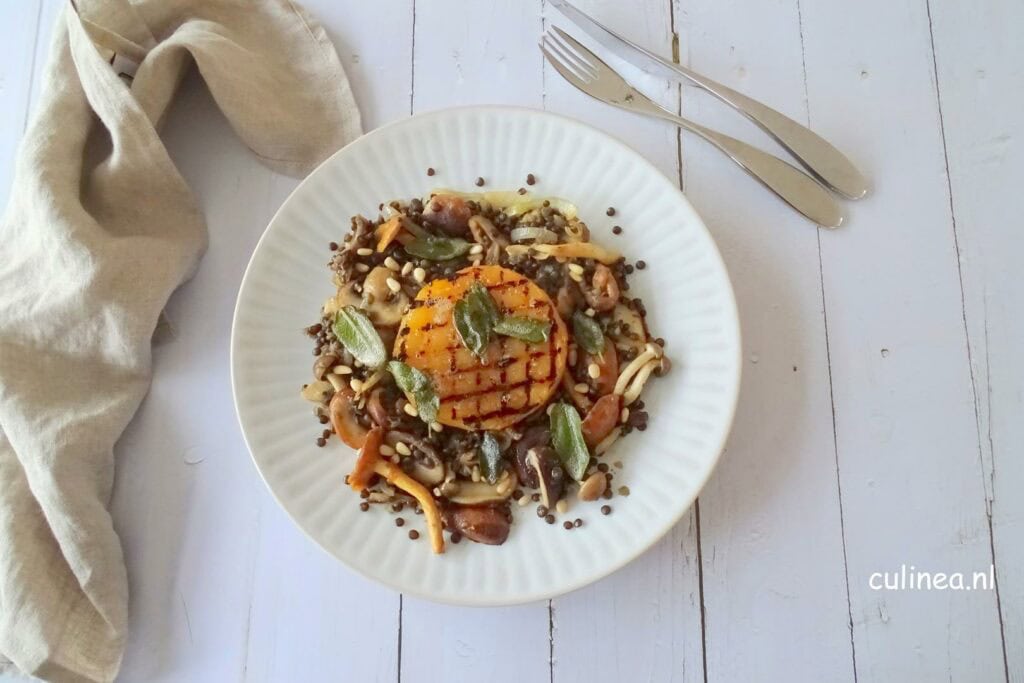 Beluga linzen met gele biet en paddenstoelen