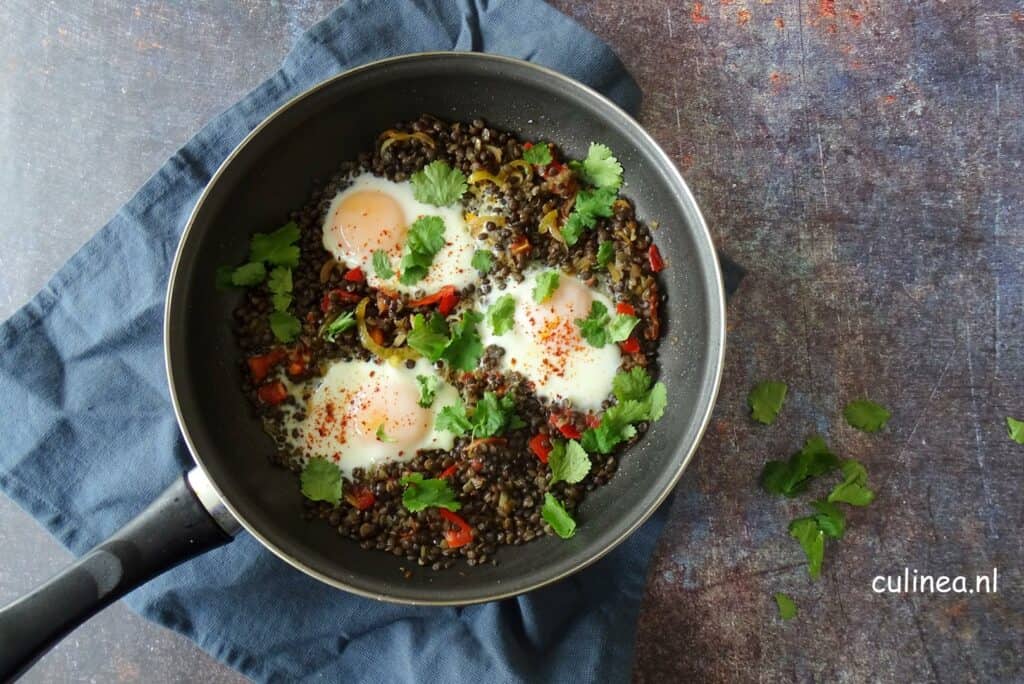 Kruidige linzen met gebakken eieren