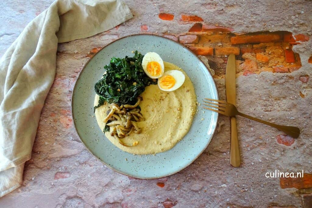 Palmkool en paddenstoeltjes met hummus