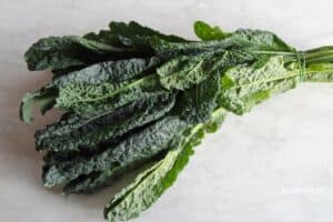 Palmkool en paddenstoeltjes met hummus