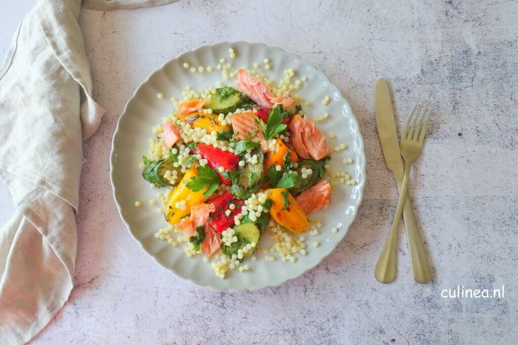 Parelcouscous met gegrilde paprika’s en zalm