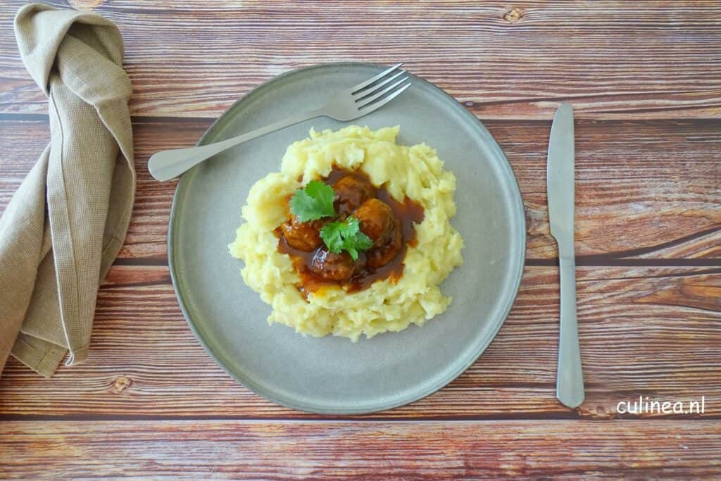 Pastinaakstamppot met gehaktballetjes in zoetzuur