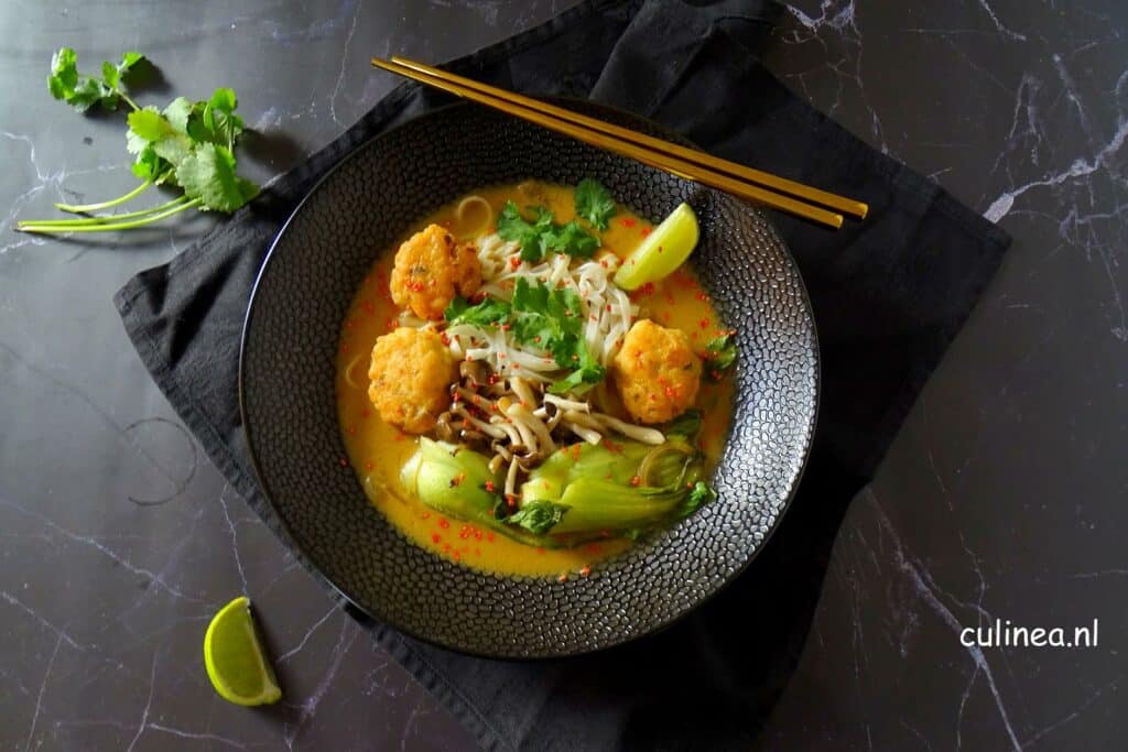 Rode curry noedelsoep met garnalenballetjes