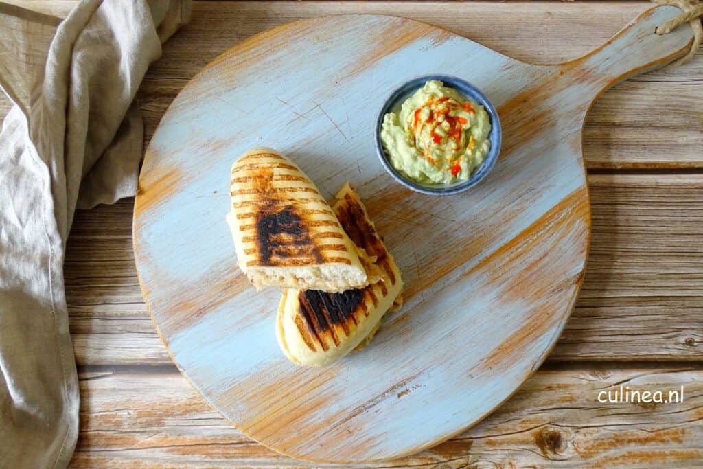 Tuna melt panini met avocadodip