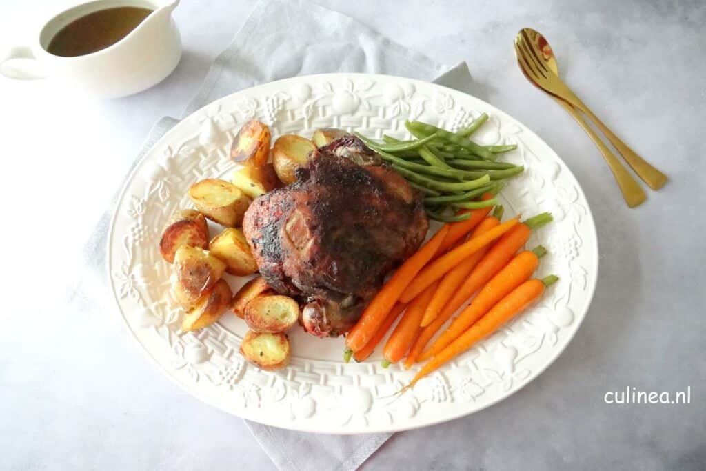 Langzaam gegaarde lamsbout uit de oven