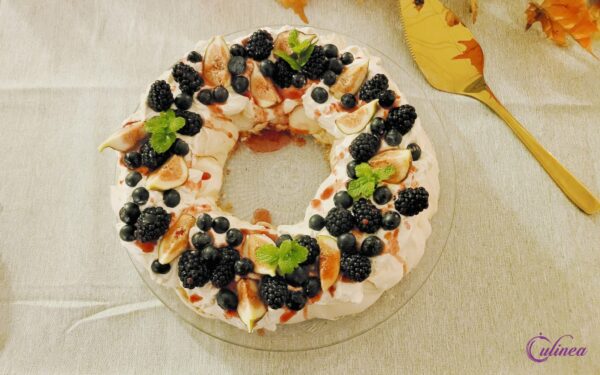Pavlova krans met stoofpeertjes