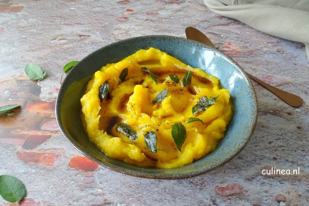 Pompoenpuree met beurre noisette en salie