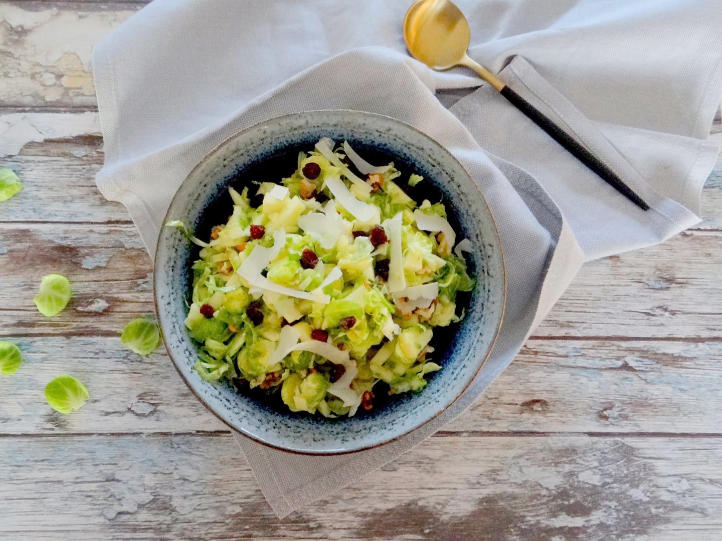 Spruitjessalade met walnoten en cranberries