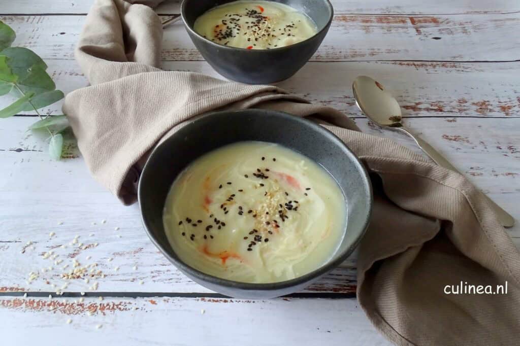 Bloemkoolsoep met tahini en sesam