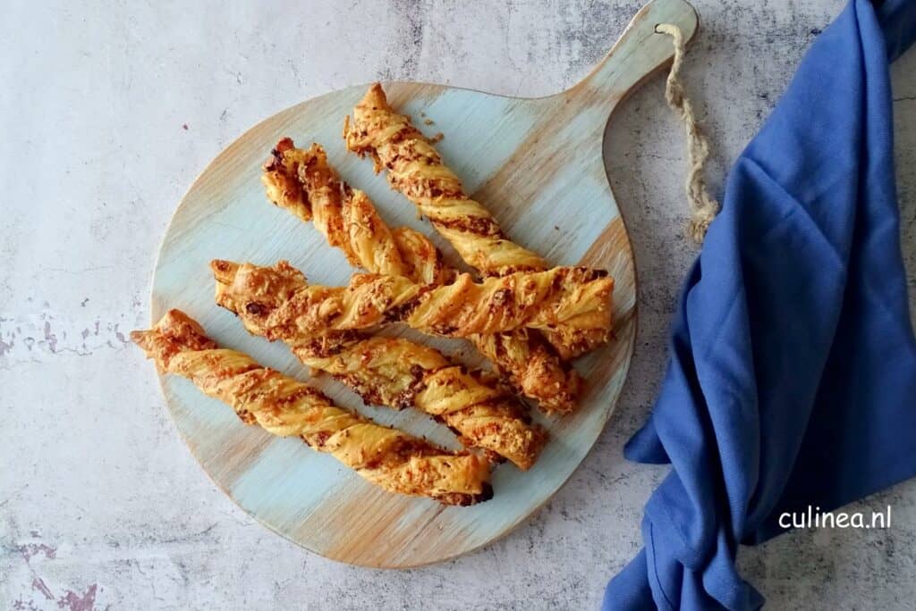 Kaasstengels met rode pesto