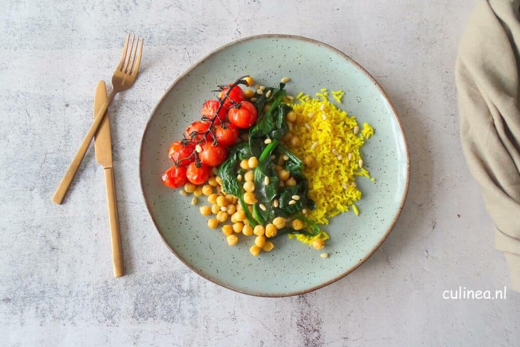 Kikkererwten met wilde spinazie en tomaatjes