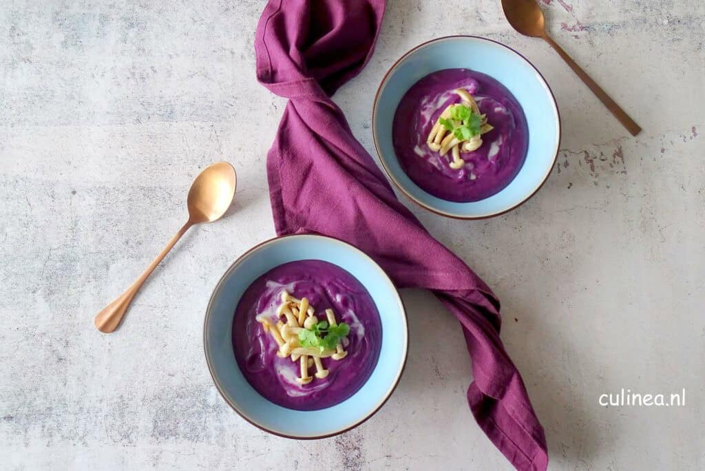 Paarse zoete aardappelsoep met 5-spice