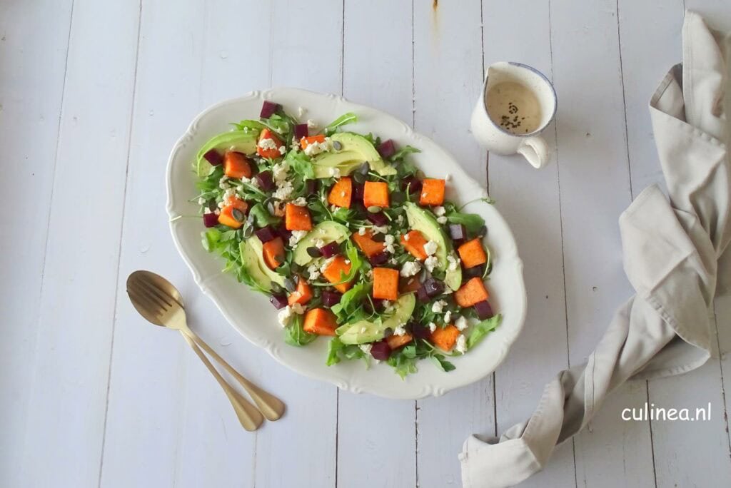 Zoete aardappelsalade met rucola en avocado