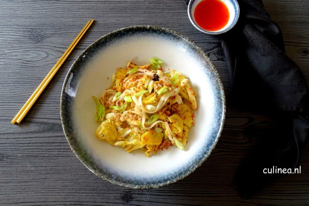 Noedels met kipgehakt, savooiekool en paddenstoelen