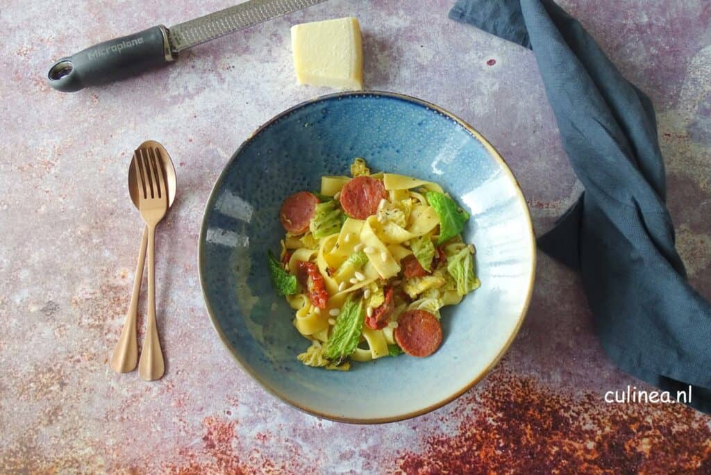 Pasta met savooiekool en salami