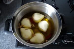 Stoofpeertjes met saffraan en kardamom