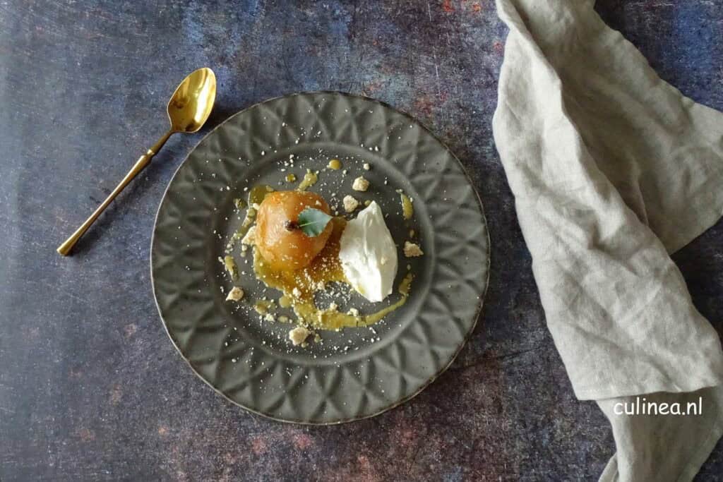 Stoofpeertjes met saffraan en kardamom