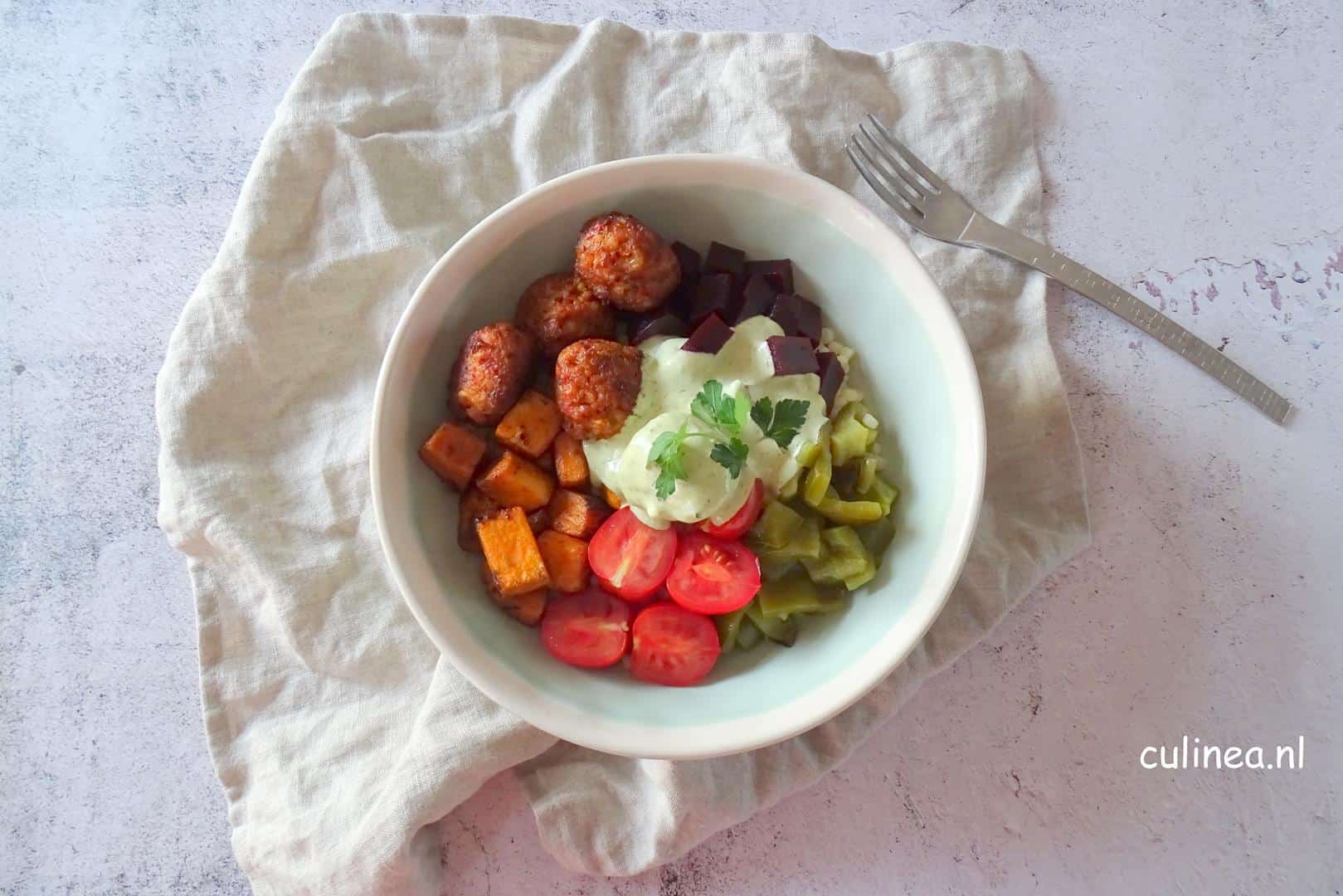 Falafel bowl met parelcouscous en tahinsaus