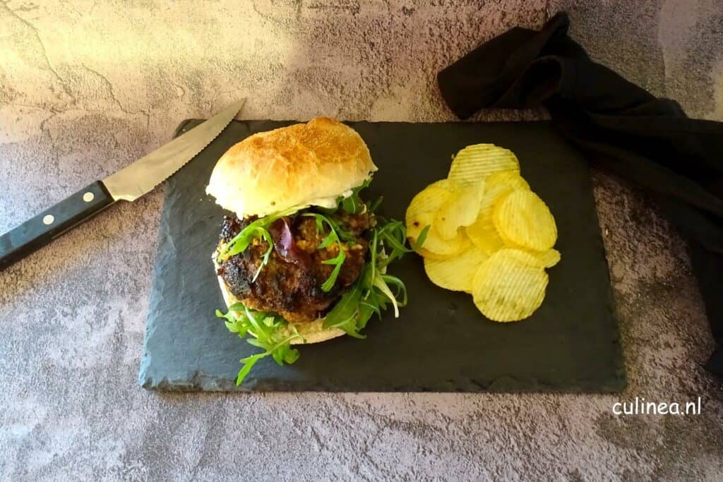 Hamburger met zwarte knoflook en feta