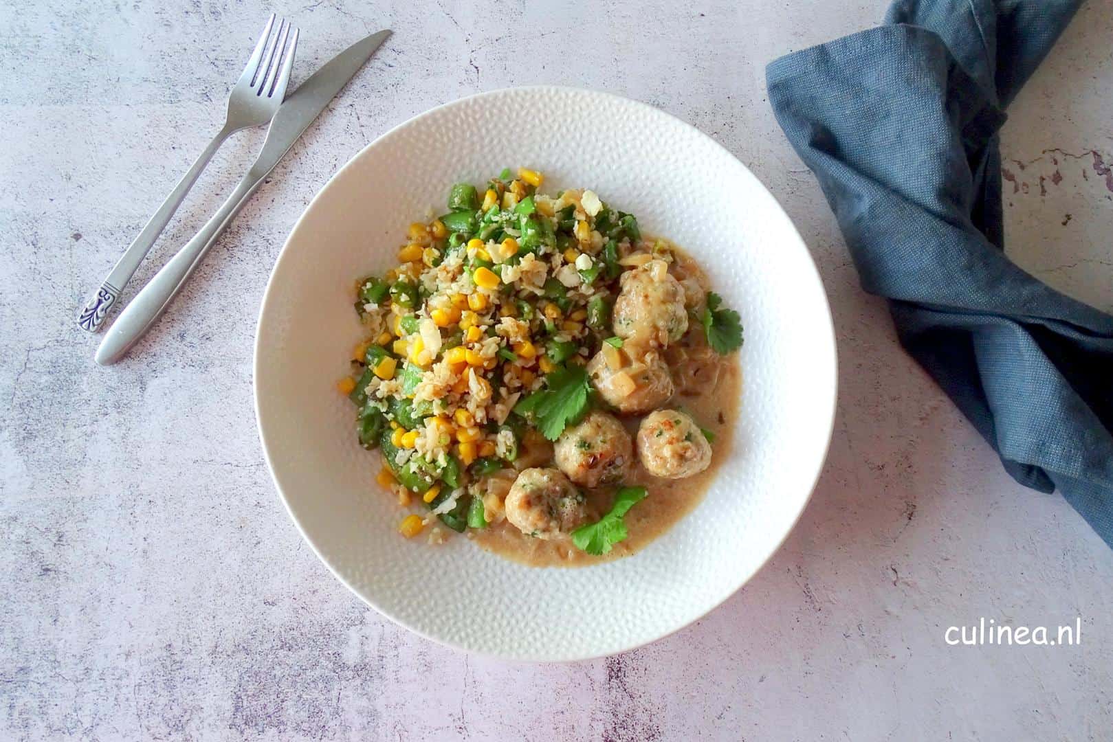 Kipgehaktballetjes in kokosmelk