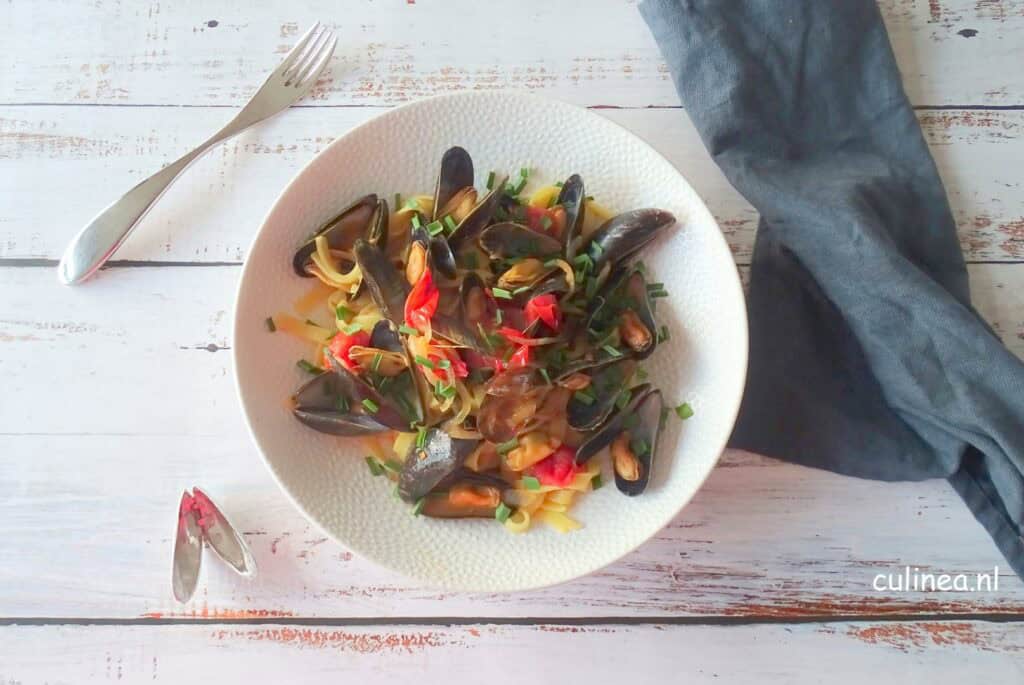 Het is nog steeds mosseltijd, laten we er zoveel mogelijk van genieten nu het nog kan. Natuurlijk zijn mosselen zo gekookt heerlijk,