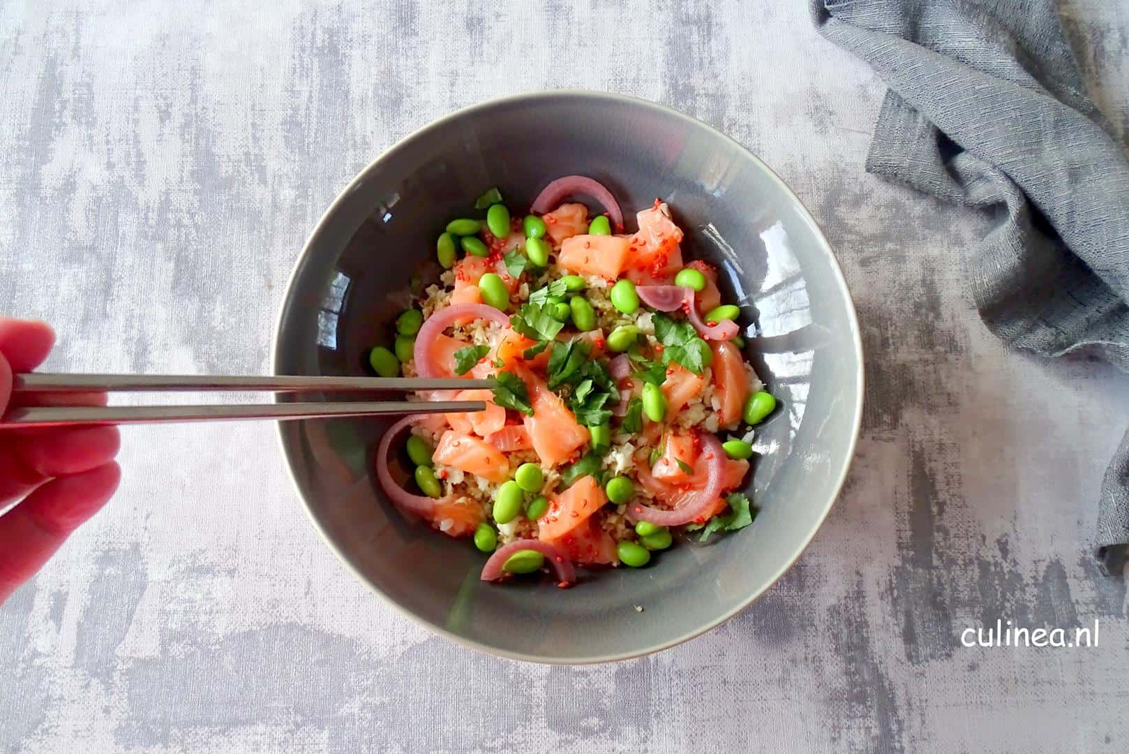 Sushi bowl met bloemkoolrijst, zalm en miso