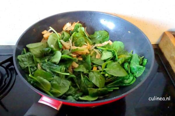 Vegetarische noedels met tahinsaus