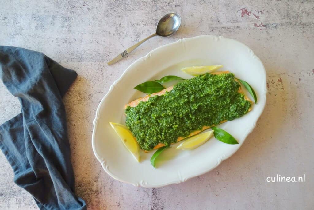 Zalm met een daslookkorst