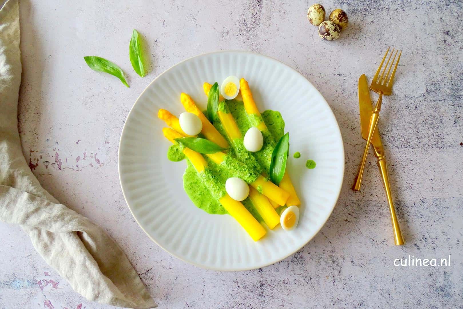 Gele asperges met een groene saus