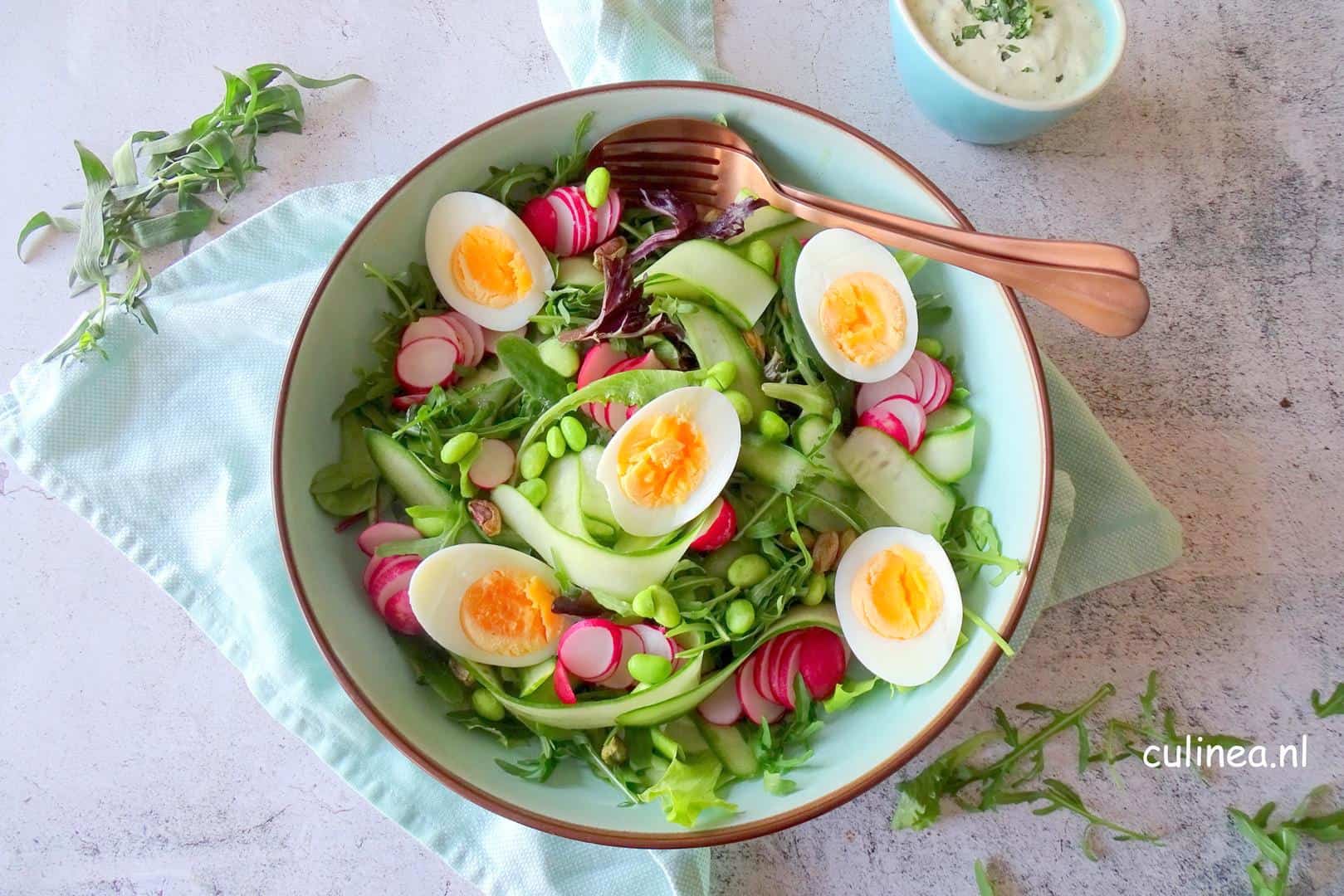 Groene salade met ei en dragondressing