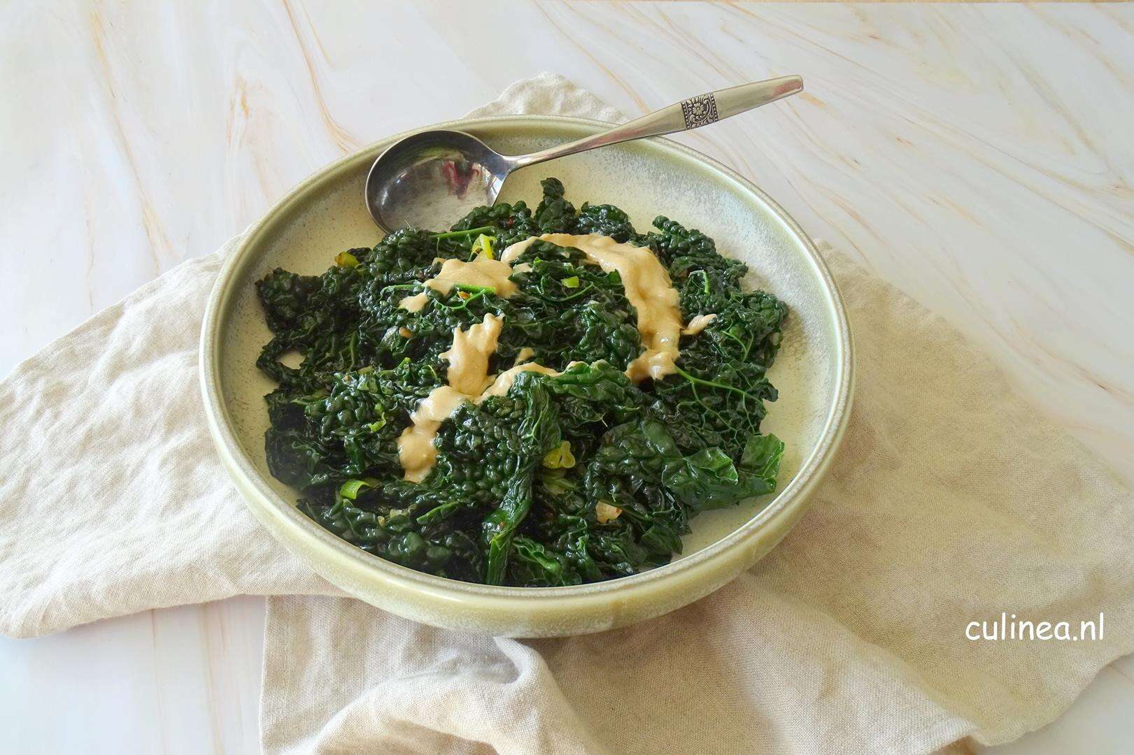 Roergebakken palmkool met tahin