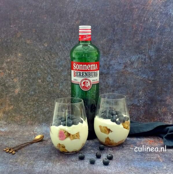 Manlief doet af en toe boodschappen in Friesland. Niet dat ik daar om vraag, maar dat vindt hij gewoon leuk. Hij werkt in Friesland, daarom vindt hij het ook fijn om op zoek te gaan naar echte Friese lokale producten. Nu had hij ook weer een tas vol gekocht en dan wordt er van mij verwacht dat ik daar weer iets lekkers van maak. In de tas zat o.a. Fondantkoek, een langwerpige grote koek met een roze topping. Eerst even geproefd natuurlijk en ja lekker om zo te eten, maar als ik niet uitkijk heeft hij het binnen een dag al verorberd. Maar ik was hem voor. Heb de koek in kleine blokjes gesneden en daar wat berenburg over gegoten. Het is een Friese cheesecake in een glaasje geworden. Een simpel maar heerlijk toetje. Het lekkerste nagerecht wat hij tot nu toe gegeten heeft, zegt hij. Fondantkoek Ik kende deze fondantkoek niet, maar het blijkt Fryske Suikerlatten (oftewel Friese smulkoek) te zijn. Het is een langwerpige koek uit Friesland met de smaak van oranjekoek, maar dan zonder spijs. Maar wel met een lekkere zoete roze glazuur erop. Het is een echt Fries streekgerecht wat bij een kopje koffie gegeten wordt. De anijs en sinaasappelrasp in de koek, geeft het zijn typische smaak. De koeken zijn niet krokant zoals je van een koekje verwacht, maar een beetje luchtig van binnen met wel een krokant laagje aan de buitenkant. Je schijnt ze heel makkelijk zelf te kunnen maken, misschien ga ik dat nog eens doen. Berenburg Niets is zo Fries als wel berenburg. Het is samen met de fondantkoek de smaakmaker van dit toetje. Berenburg ook wel als beerenburg geschreven is een gedestilleerde drank op kruiden getrokken. Het is een sterke drank met een alcoholpercentage van ongeveer 30%. Berenburg mag alleen zo heten als de basis van deze kruidendrank jenever is. Wordt een drank gemaakt van kruiden en brandenwijn, dan heet het kruidenbitter of kruidenlikeur. Elke provincie kent wel zijn eigen kruidenbitter. Friese gerechten Omdat manlief Fries van geboorte is, maak ik heel af en toe Friese gerechten. Ik heb al Friese koffie met berenburg, Friese dumkes, Broodpudding van Fries suikerbrood met Beerenburgsaus, Friese uiensoep, Wentelteefjes van suikerbrood en de Friese kruidkoek van mijn schoonmoeder op de site staan. Als jullie nog Friese streekgerecht recepten hebben voor mij, dan hoor ik dat graag. Recept Friese cheesecake in een glaasje: