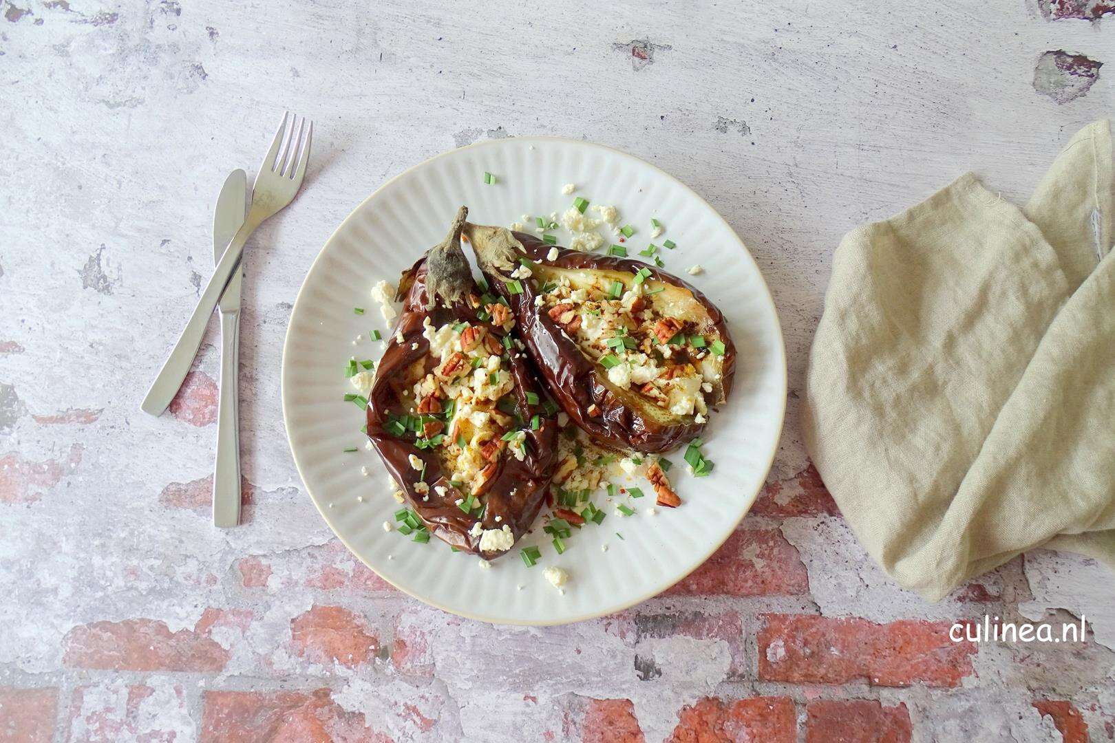 Ik heb toch een heerlijk vegetarisch gerecht voor jullie. Deze gevulde geroosterde aubergines kan je in de oven bereiden of je roostert de aubergines op de barbecue