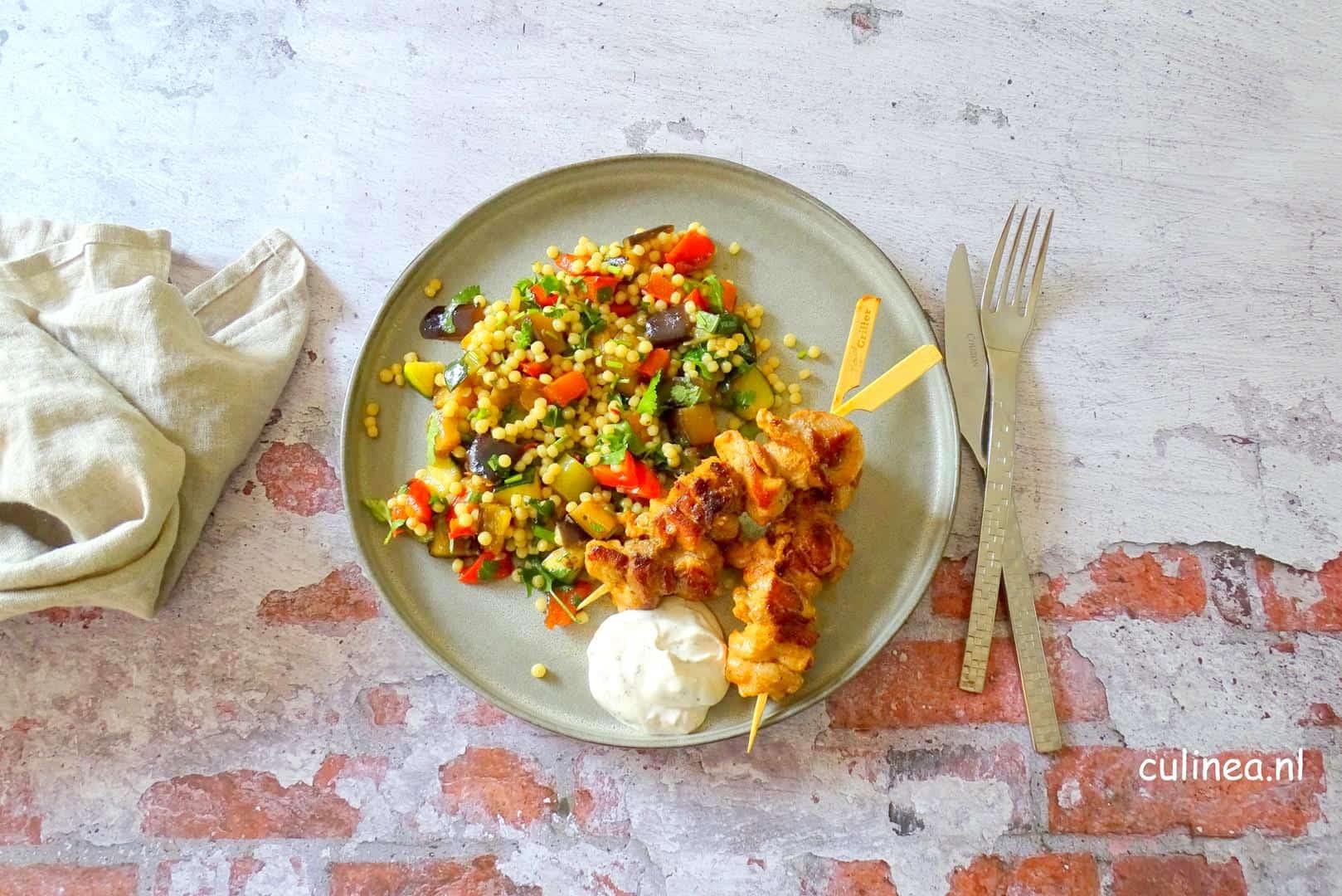 Harissa kipkebabs met parelcouscous