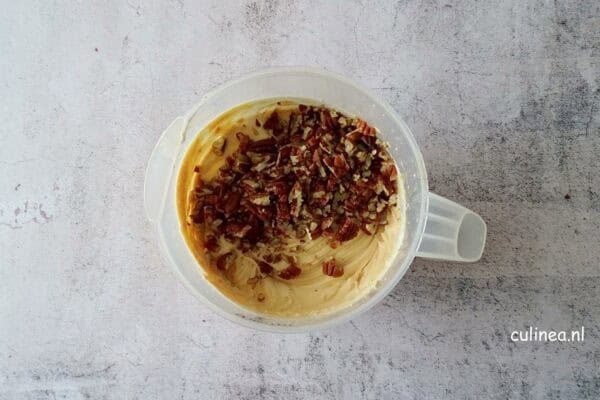 Karamelijs met zout en pecannoten