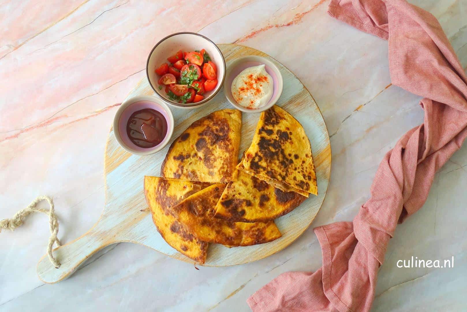 Pulled pork quesadilla op een bord