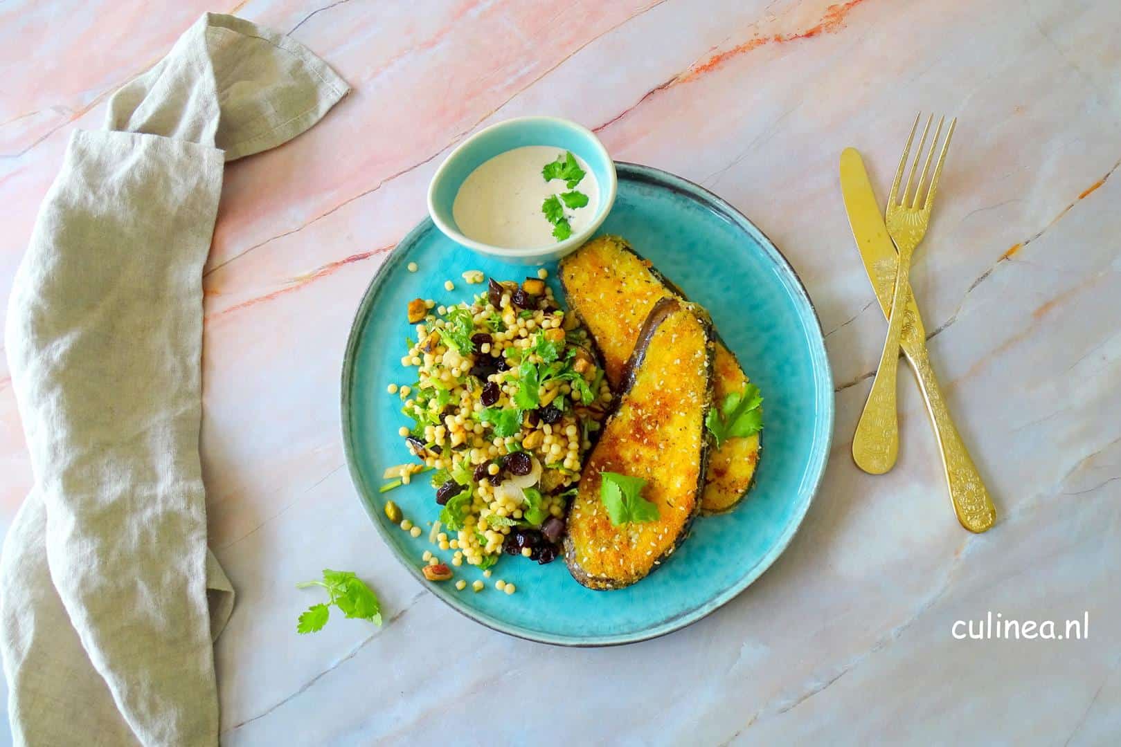 Aubergine schnitzel met parelcouscous