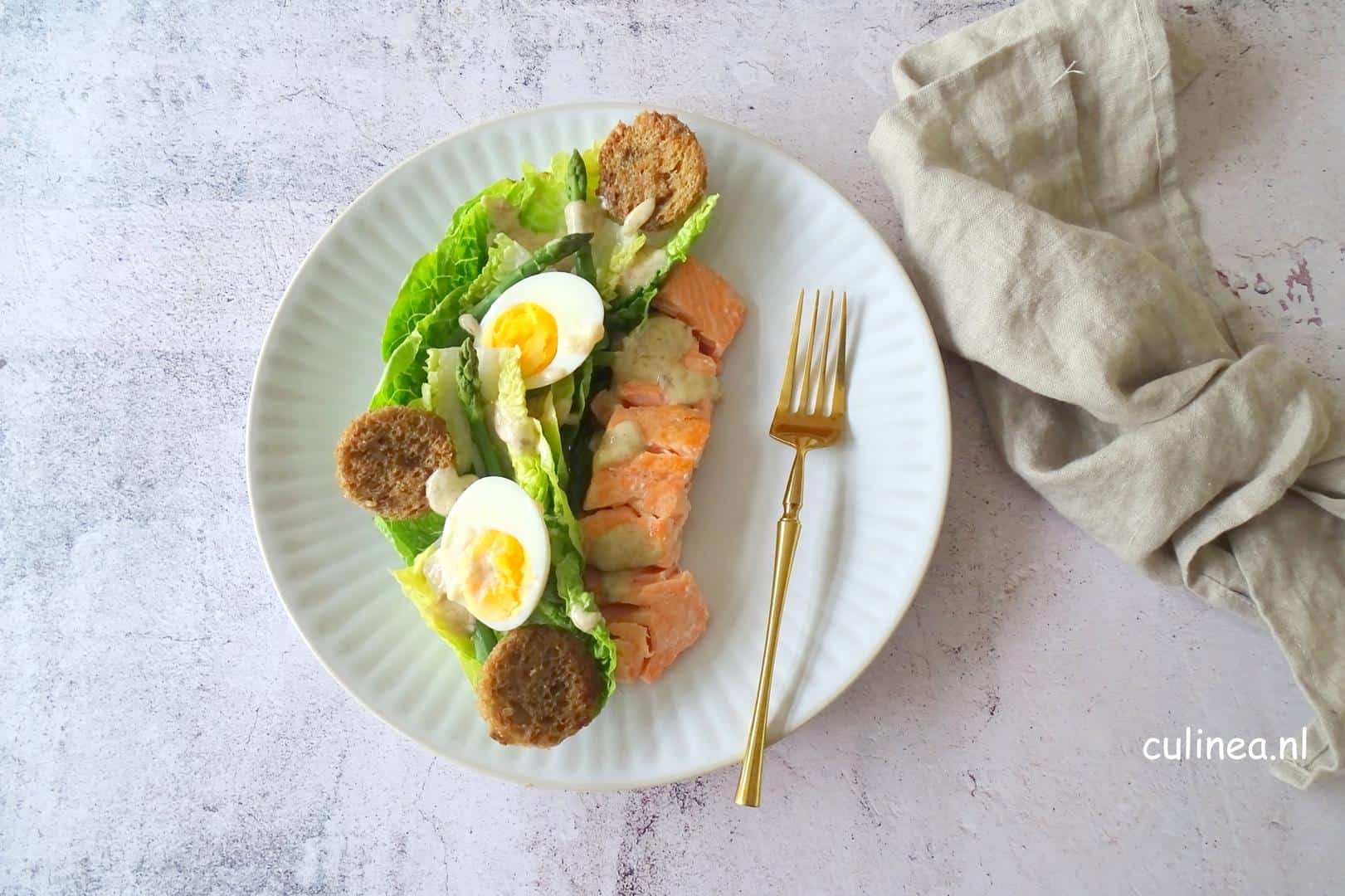 Caesar salade met gegrilde zalm