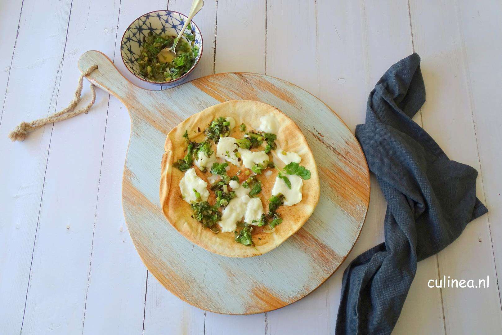 Flatbread met mozzarella en salsa