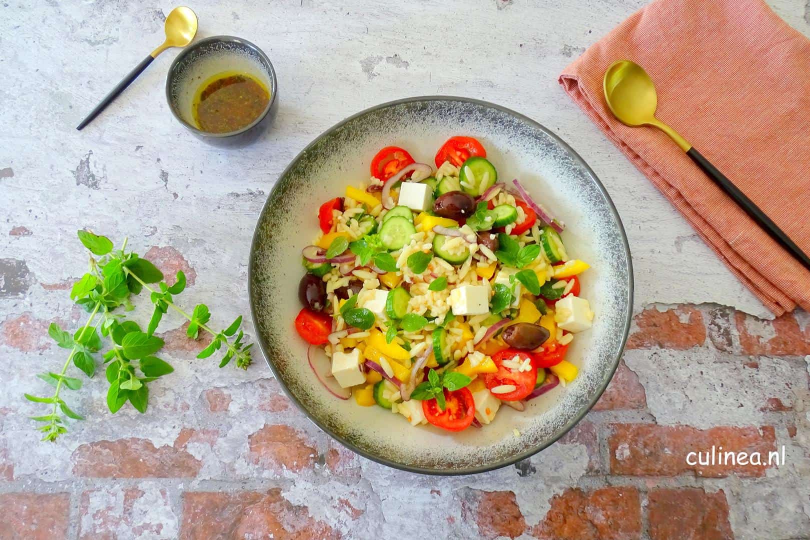 Griekse salade met orzo