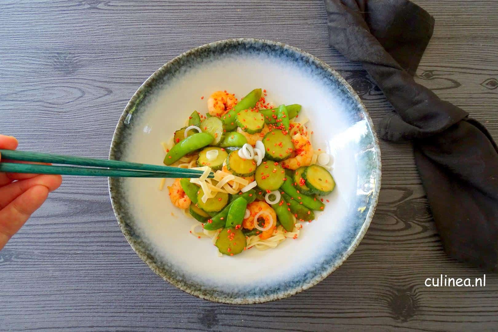 Roerbak garnalen met komkommer en sugar snaps