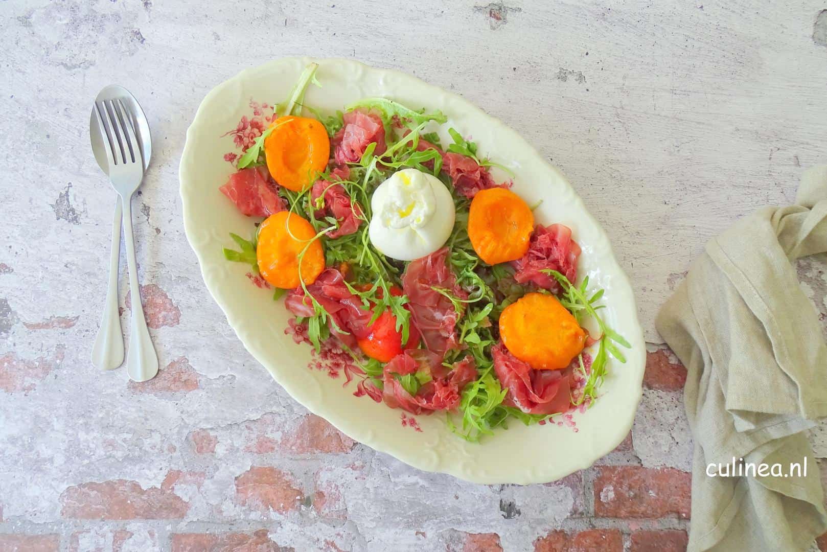 Salade met burrata, bresaola en abrikozen