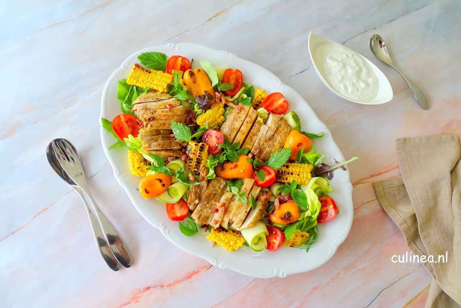 Zomerse salade met gegrilde kip en groenten