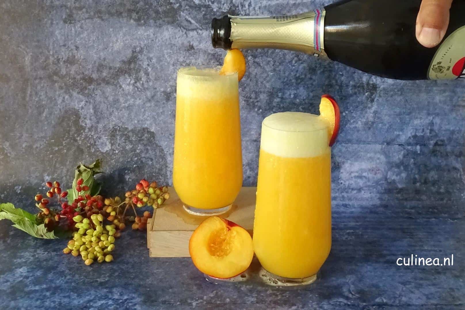 Bellini cocktail met perzik