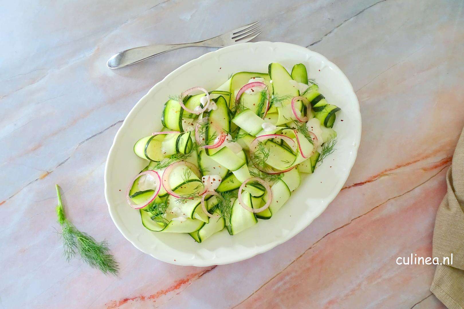 Courgettesalade met fetadip en dille