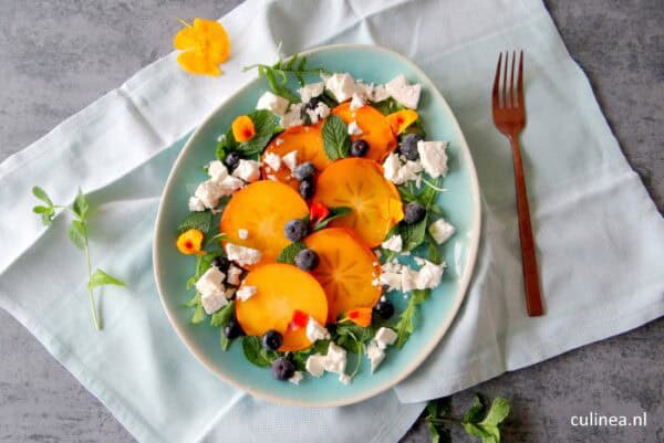 Zwarte rijst met gekleurde bietjes, wortels en halloumi