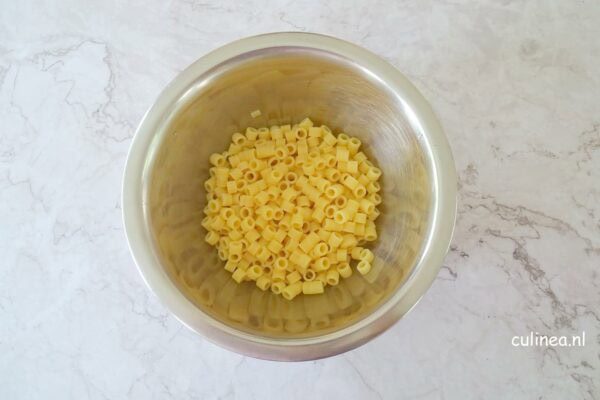 Pastasalade met surimi en rivierkreeftjes